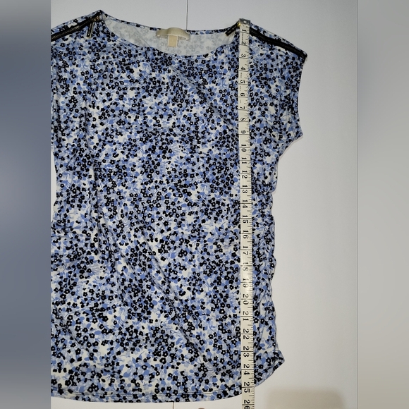 Michael Kors Blue Micro Floral AOP Ruched Fitted Blouse with Cap Sleeves - Picture 3 of 8